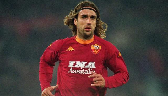 阿根廷传奇巨星巴蒂在罗马队得到了意甲冠军，在国际米兰只效力了半年。然而战神对国际