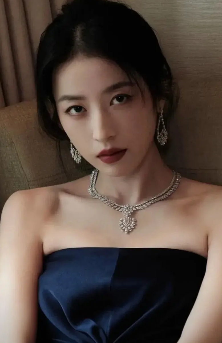 汇总一下娱乐圈“朋友”对周雨彤的评价！
张新成：狠毒、臭美、爱支使人（某节目让选