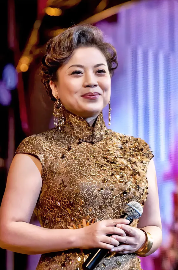张也，为人低调、歌声甜美、亲和力强、观众缘好。
有人说，她唯一的不足就是有些偏胖