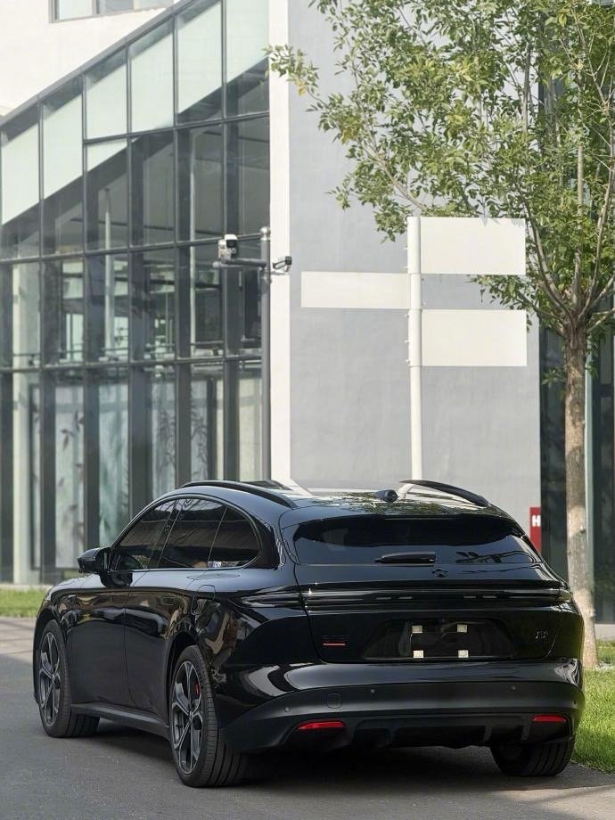 1.动力系统:蔚来ET5搭载了前永磁同步电机与后感应异步电机的智能四驱系统，整车