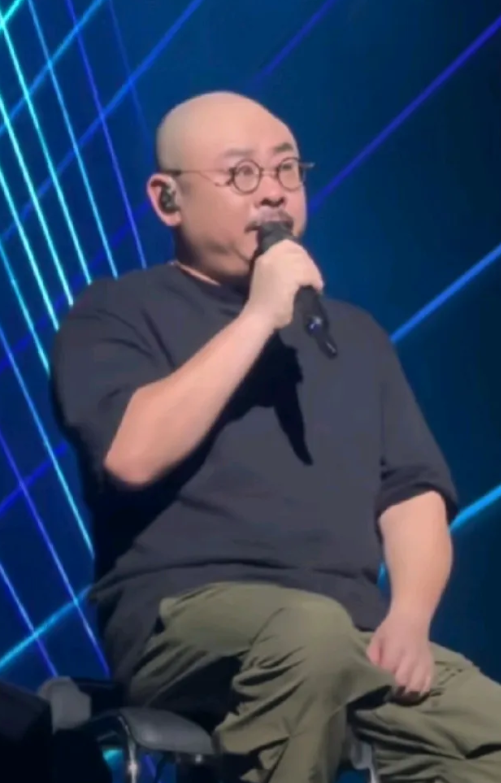 刀郎，真音乐人！

1，他把成都演唱会的2600万全部捐出
2，他为了音乐毅然退