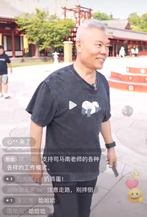 司马南直播翻车：他来西安给西凤酒代言，又在街头搞起了直播。直播过程中，他跑过去和