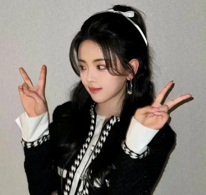 杨超越和宋祖儿、赵今麦营业照