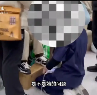 “得饶人处且饶人！”2月16日，上海一家医院内，护士在给患者拔针的时候，因为年纪