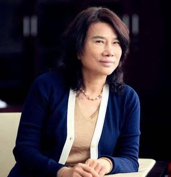 主持人问董明珠：“看看人家王健林的儿子，王思聪，多拽啊，我们到现在都不知道你儿子