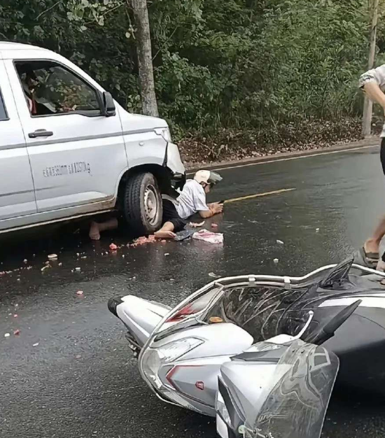 都这样了还在玩手机？