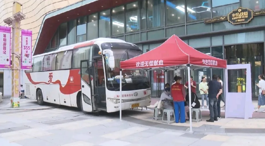 大家都知道，你献血是无偿的，人家最多给你一包劣质牛奶和半根狗都不吃的火腿肠。
但