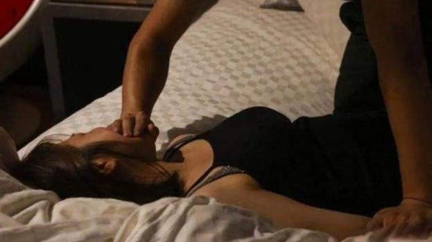 悲剧的源头往往来自于我们无法预见的信任。2018年，湖北14岁女孩小燕被16岁的