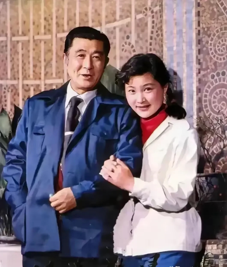 照片中这两位演员的同框，我第一眼就认出了右边的陈冲，年轻时候长相标致，小家碧玉，