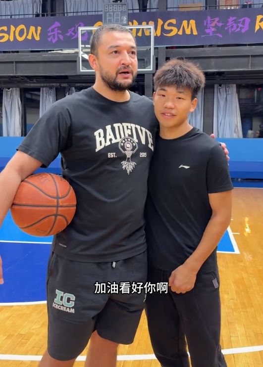 同曦男篮主帅西热力江请辞，背后是球队内部因外援引进失败引发的权力斗争。教练组与高