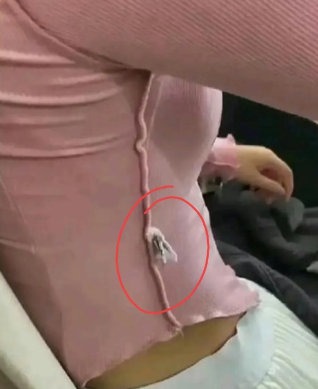大清早的，发现同事的背心穿反了，为了怕更多人看到，我立马告诉她:你背心穿反了！同