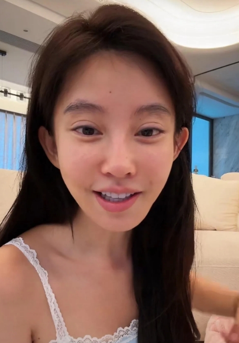 最近，冯提莫可是藏不住了！有网友偶遇她素颜出行，模样引发不少讨论。


仔细瞧，