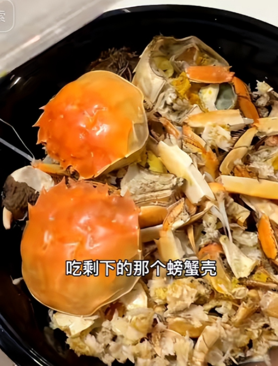 给父母吃剩的螃蟹壳还说自己孝顺？10月26日，浙江一女子将吃剩下的螃蟹壳带给父母