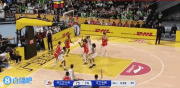 球迷们说，昨晚裁判很双标！付豪在篮下抢篮板，被广厦22号外援碰到摔倒在地，但裁判