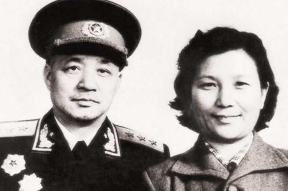 上世纪70年代，福州军区副司令王建安上将前往某收音机厂视察，对一款新式收音机爱不