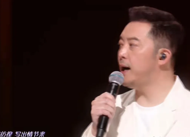 杨颖，太细节了！

沙溢、杨颖、李晨、郑恺、白鹿一起在台上唱歌的时候，杨颖的一个
