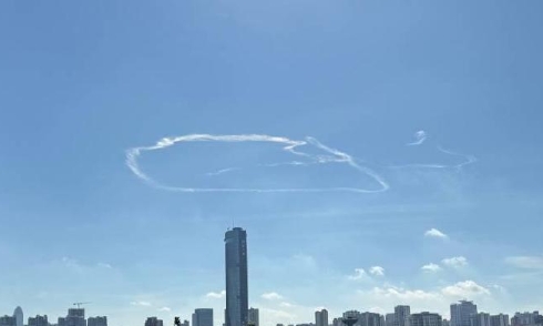 网友拍到了疑似今天火箭军向太平洋发射洲际弹道导弹的轨迹 ，

44年了，上一次向