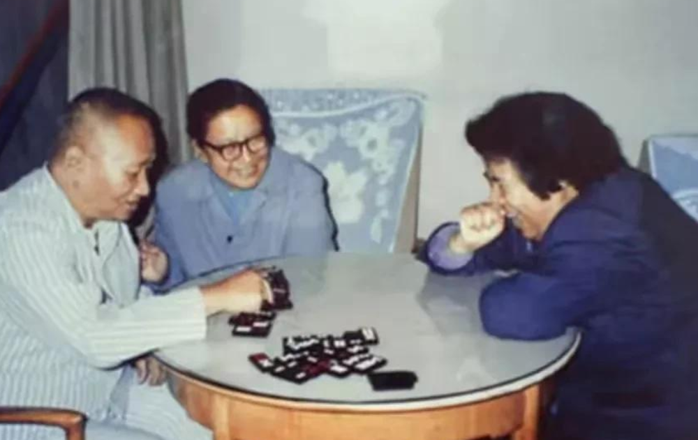 虽然不是同一个母亲所生，但是李讷却和她的二哥毛岸青之间的关系非常好，毛岸青的身体