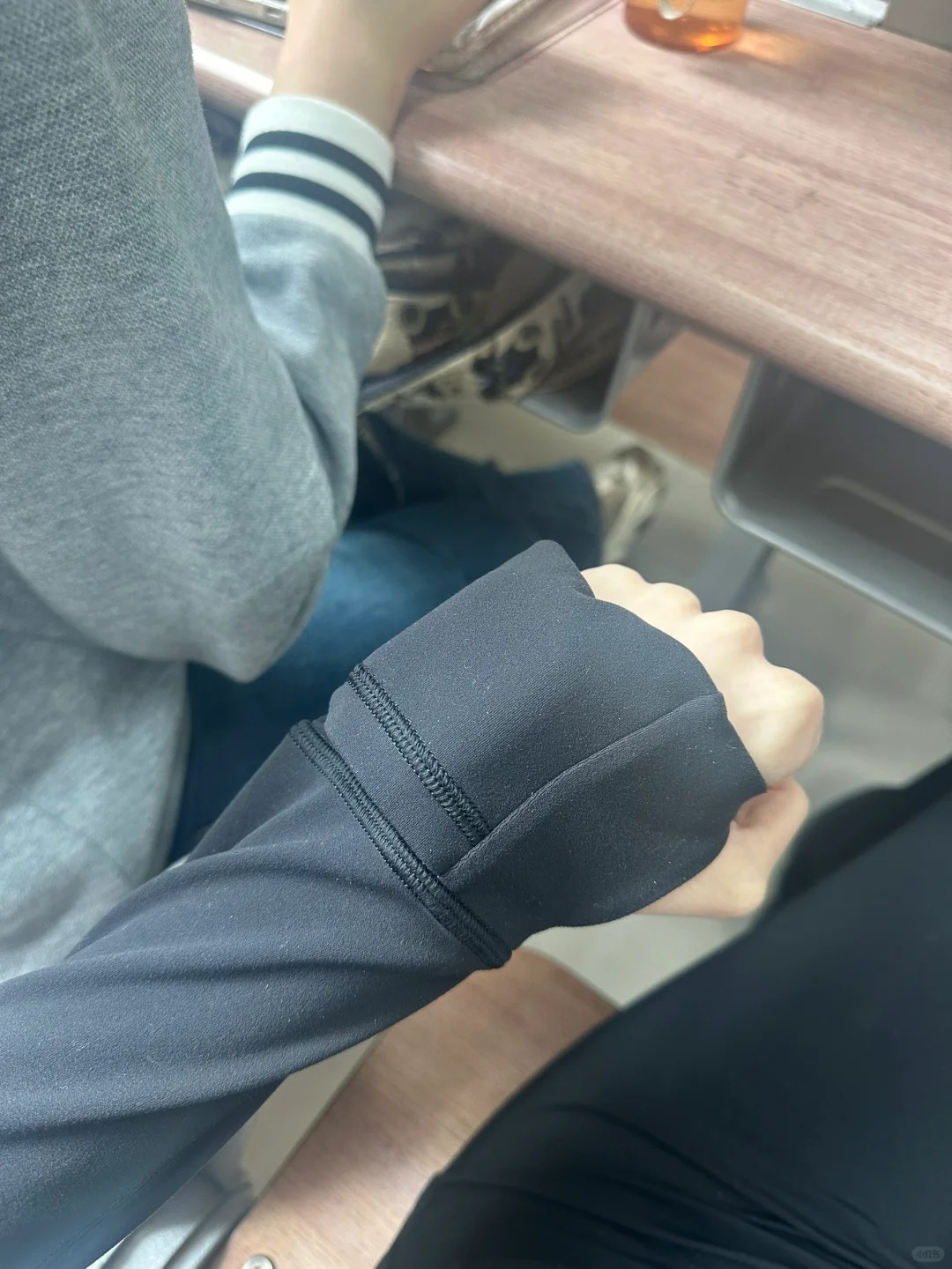 发现了lululemon袖子上小袋子的作用
一直在想这是干嘛用的，今天把耳机往里