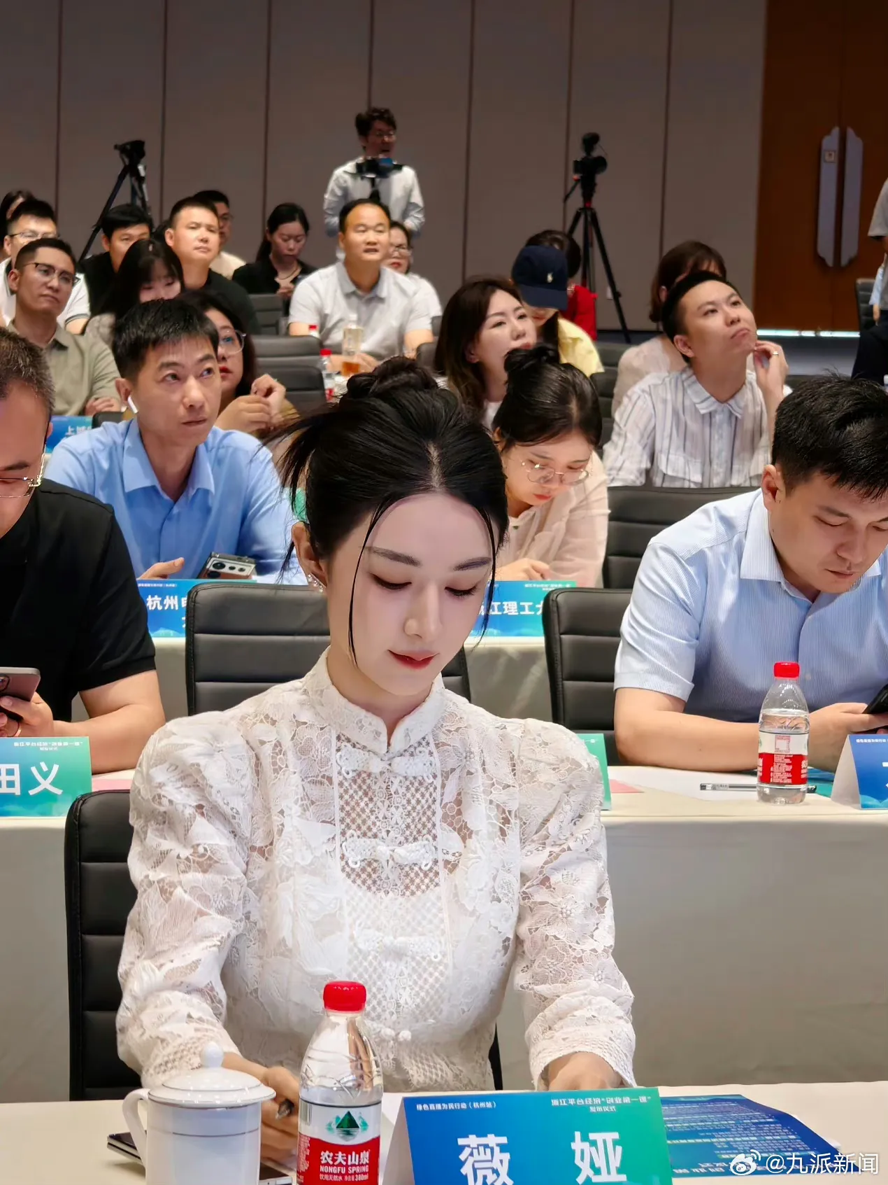 薇娅，高调露面！

6月17日，久未露面的薇娅，曝出一条令人出乎意料的消息，瞬间