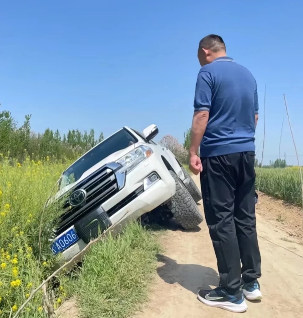 于东来引起热议！
事因他开着丰田陆地巡洋舰外出，走到一条乡间小路单边滑入沟里，看