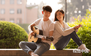 老婆给白月光买限量版的手表，却只给我带回来一颗鸡，还说有什么特别的寓意……