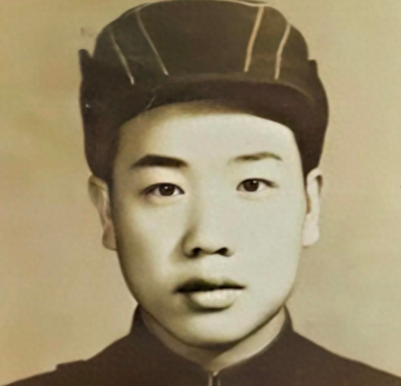 1950年，一个志愿军排长无视上级阻击美军的命令，弃守高地，放任美军坦克通过，没