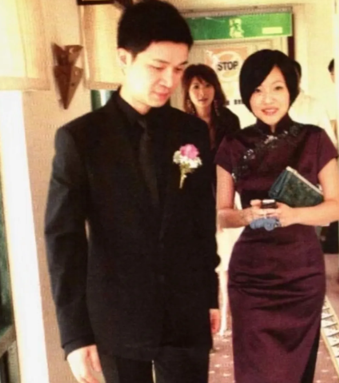 小S的丧偶式婚姻，在大S遗产之争中曝光无遗。2005年，小S与许雅钧匆匆步入婚姻