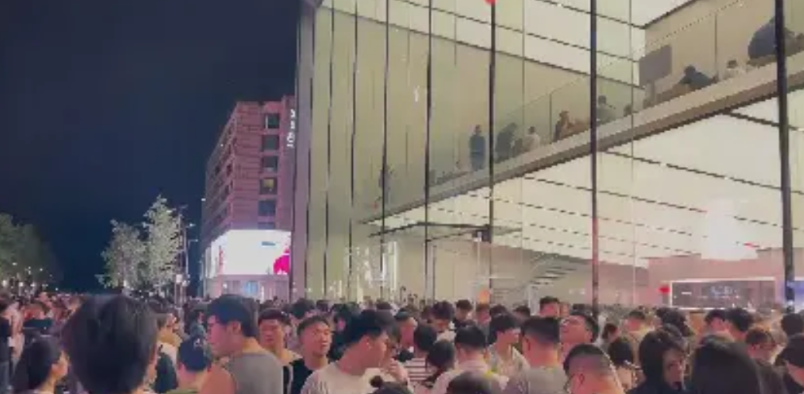 网上到处是诋毁苹果手机的，明明拆解的博主已经做了说明，苹果手机的电池很安全，针对
