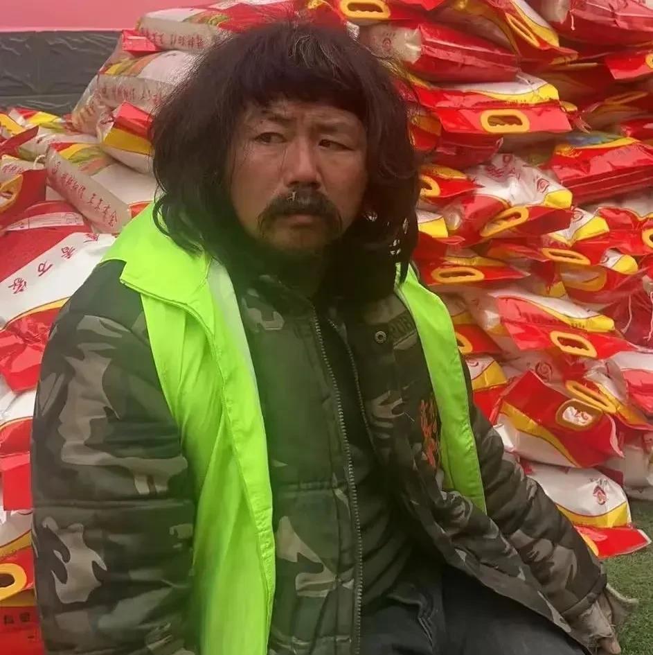必须跟大伙讲讲拾荒者胡雷，这人可太牛了！他身有残疾，文化程度不高，也没有个固定工
