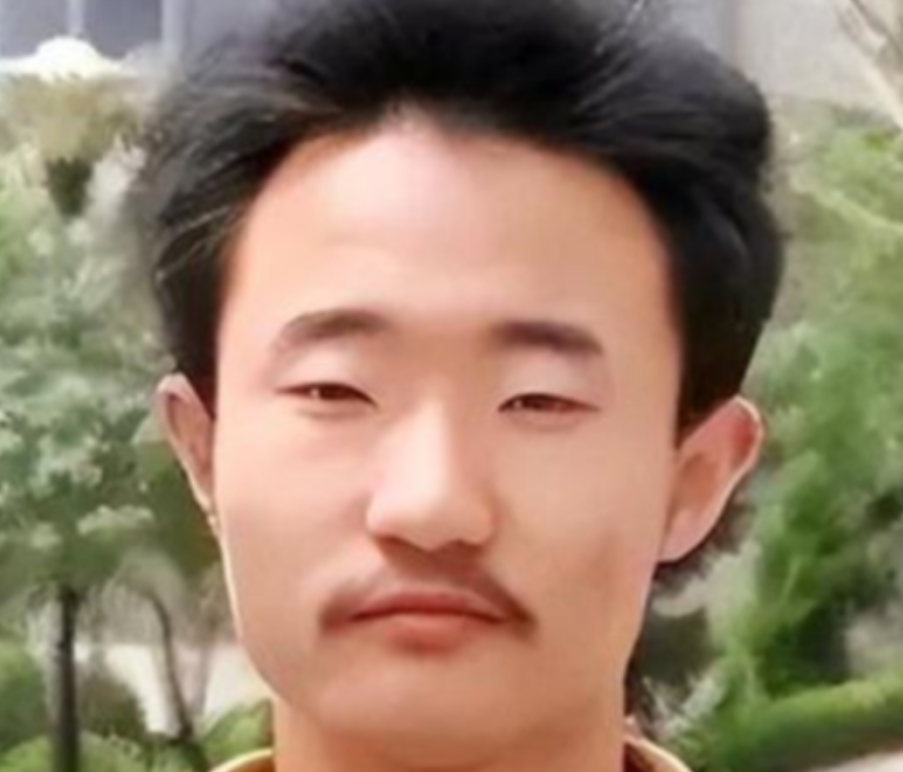 20年前，山东高考状元考了749分，离满分只差1分轰动全国，在他清华毕业后，却因