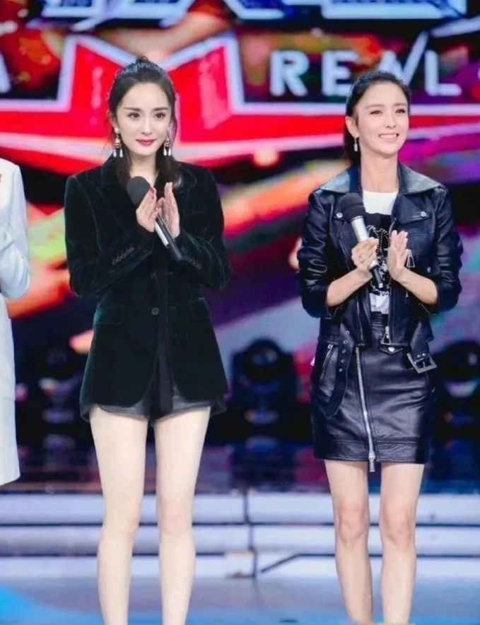 看她俩的腿型，你发现了什么？