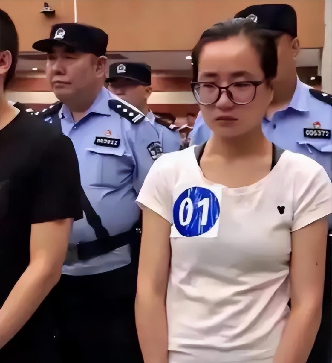 2019年，读硕士的杨春燕，在教室上课时，被警察带走了。带走前，老师问道：“是不