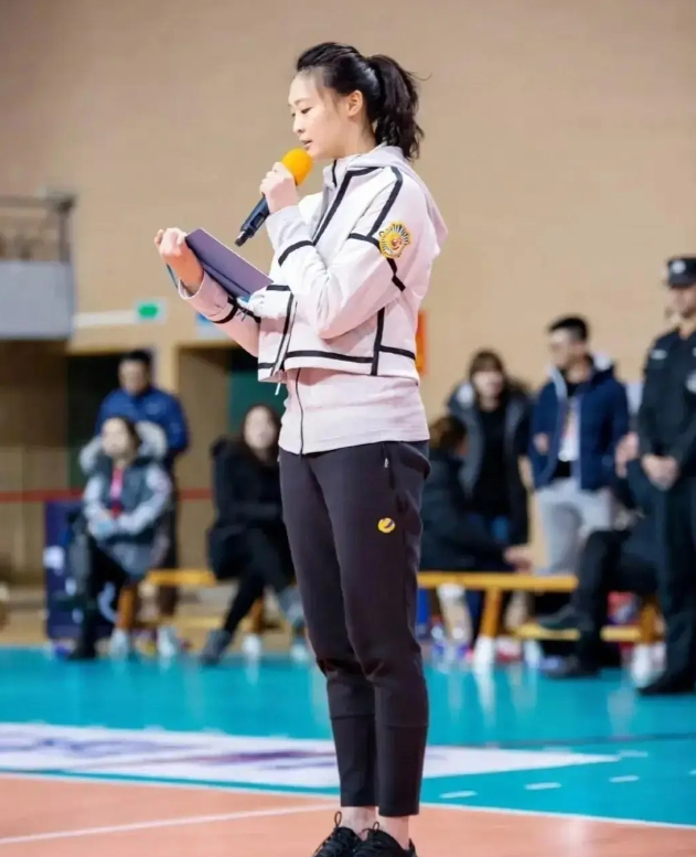 惠若琪是中国女排第十五任队长，穿12号球衣，司职主攻，经历了中国女排从低谷走向巅