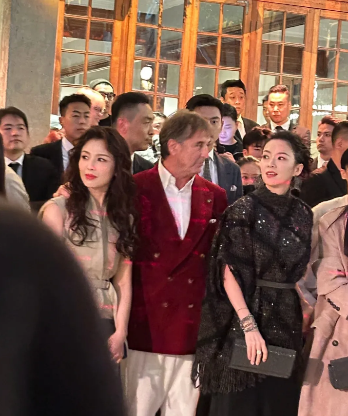 刘涛今晚的造型美翻了，在章子怡旁边也毫不逊色，比章子怡还大一岁的她，一头法式卷发