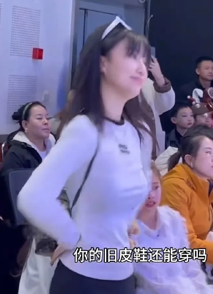 终于明白为什么幼儿园联欢会那么多男家长了！
孩子在台上跳舞，天真可爱，老师在台下