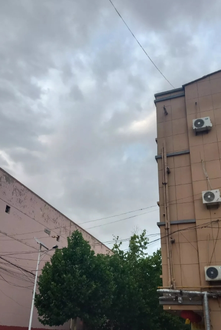老天爷求求您赶快下一点儿雨吧

在我们北方住在山上的农民都以土为生，农作物的生长
