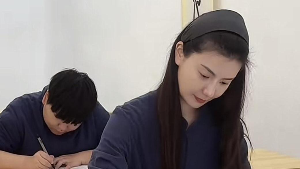 何钰欣终于露出“真面目”，网友评价一针见血，这次她再装也没用