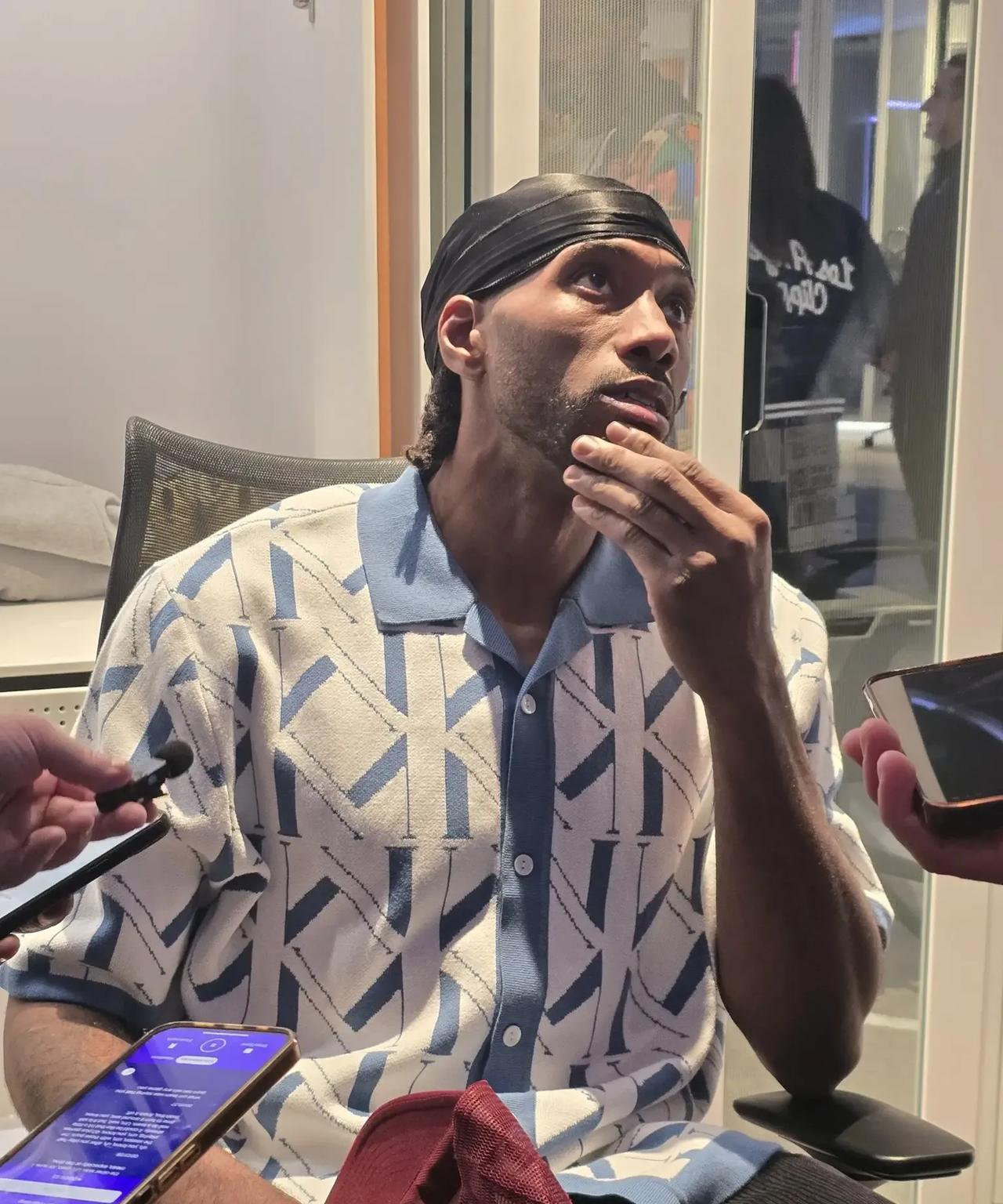 快船当家球星莱昂纳德再次批评球队防守，矛头直指哈登！
在今日快船97-122惨败