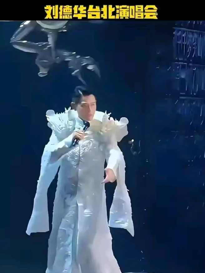 刘德华和黄晓明都是演员，同时两个人都担任影协副主席。

看看人家刘德华这次身穿龙
