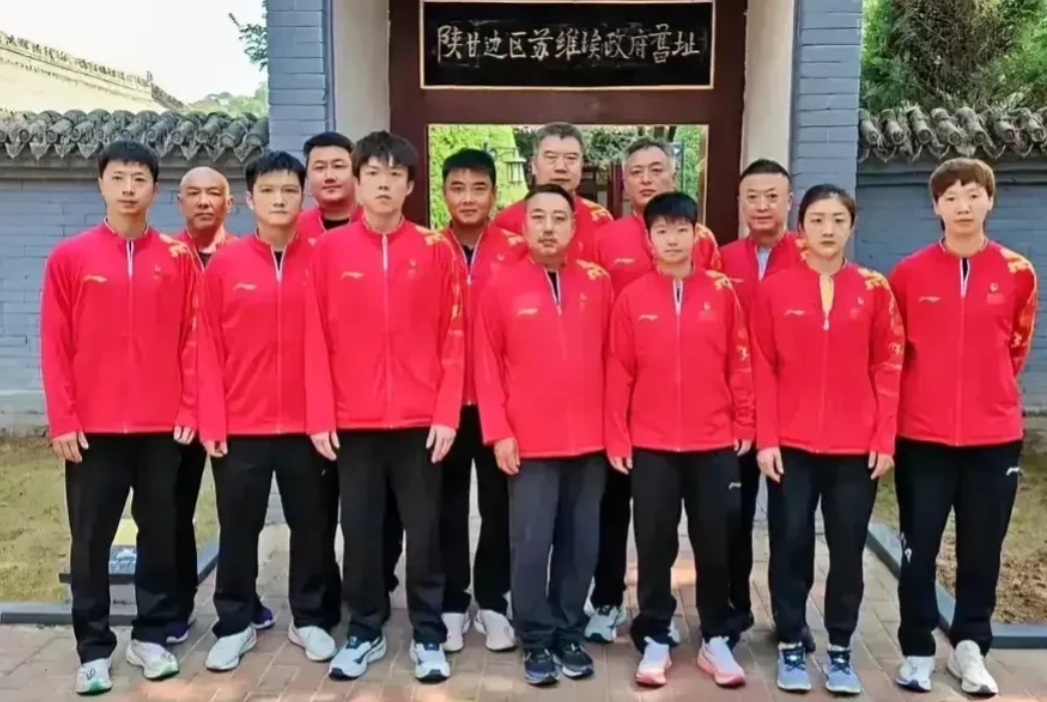 国乒的大合照里有几个点让人看不懂：

1. 龙队在奥运冠军海报上占据着最重要的位