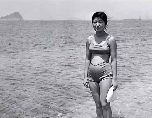 1967年，15岁的朴槿惠与家人在小舞衣岛海边游玩时的留影旧照，

那时的她还是
