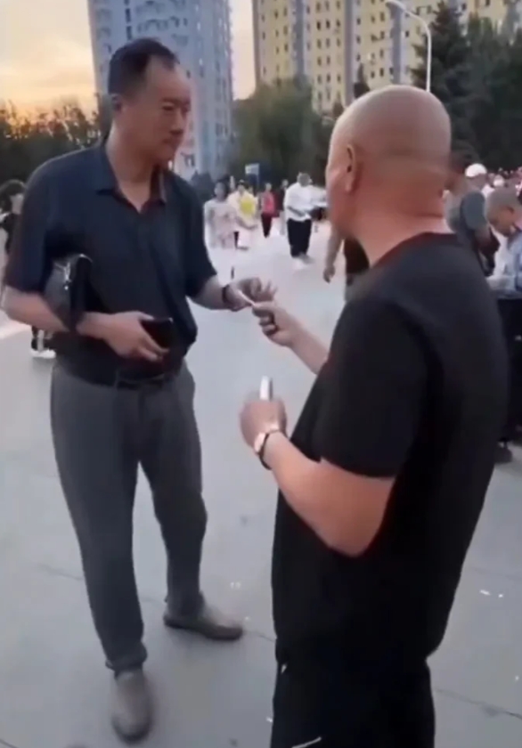 歹徒行凶时，夹包哥应跑啊，或者殊死搏斗啊……看网上视频，歹徒之前还给被害人夹包哥
