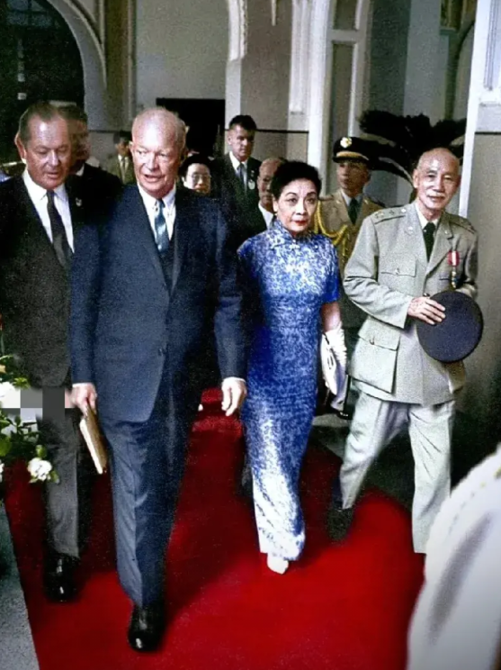 蒋介石和宋美龄夫妇接待美国艾森豪威尔总统的一张留影！只见宋美龄穿着青花色旗袍，走