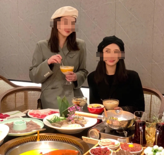 江苏苏州，女子请朋友到高档火锅店吃饭，准备结账时，端上来一大盘肉和一盘虾。女子以