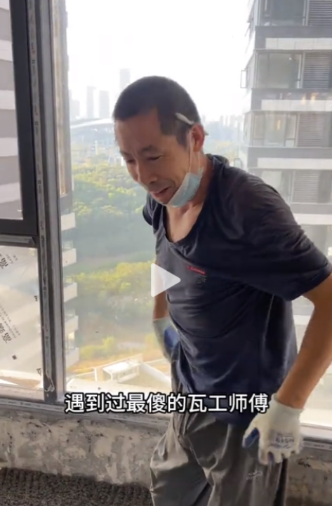 女子的新家搞装修，却遇到一个“最傻”的瓦工师傅！别人两三天就能干完的活，他为了给