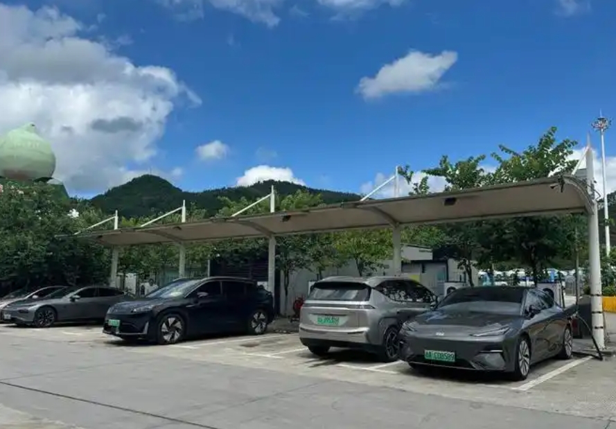 打算买纯电车的人，只要跑一趟高速就会改变主意。
我一朋友过年开纯电车跑高速，回来