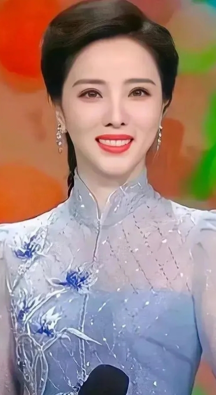李思思：央视的璀璨之星与幸福母亲