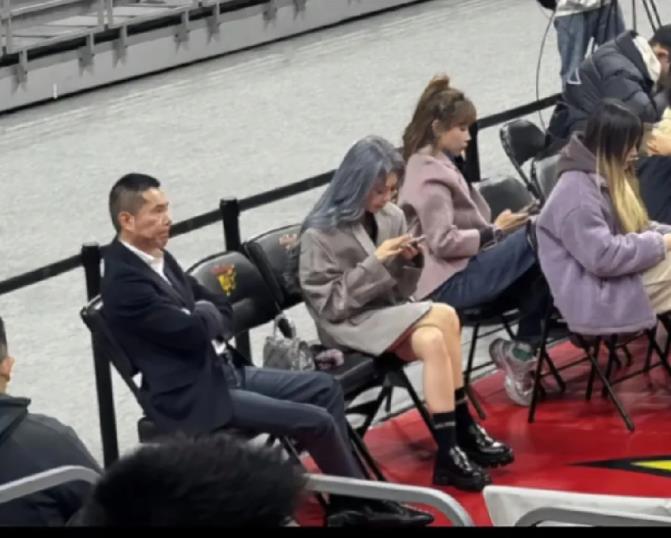 广东队老板陈海涛和广东队老板娘吴迪罕见坐在球场的观众席看比赛啊，一般来说老板海哥