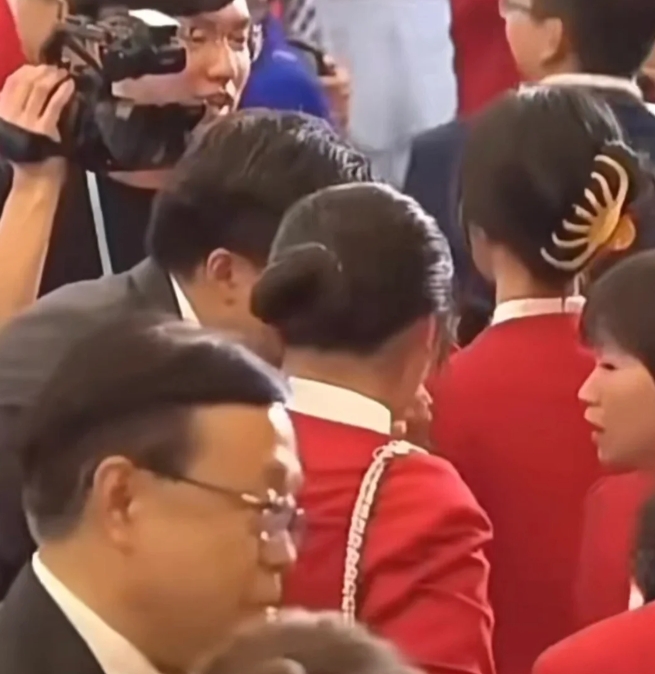 奥运代表团访港欢迎酒会，看到霍启刚了，霍启刚也是尽地主之谊，与运动健儿们亲切握手